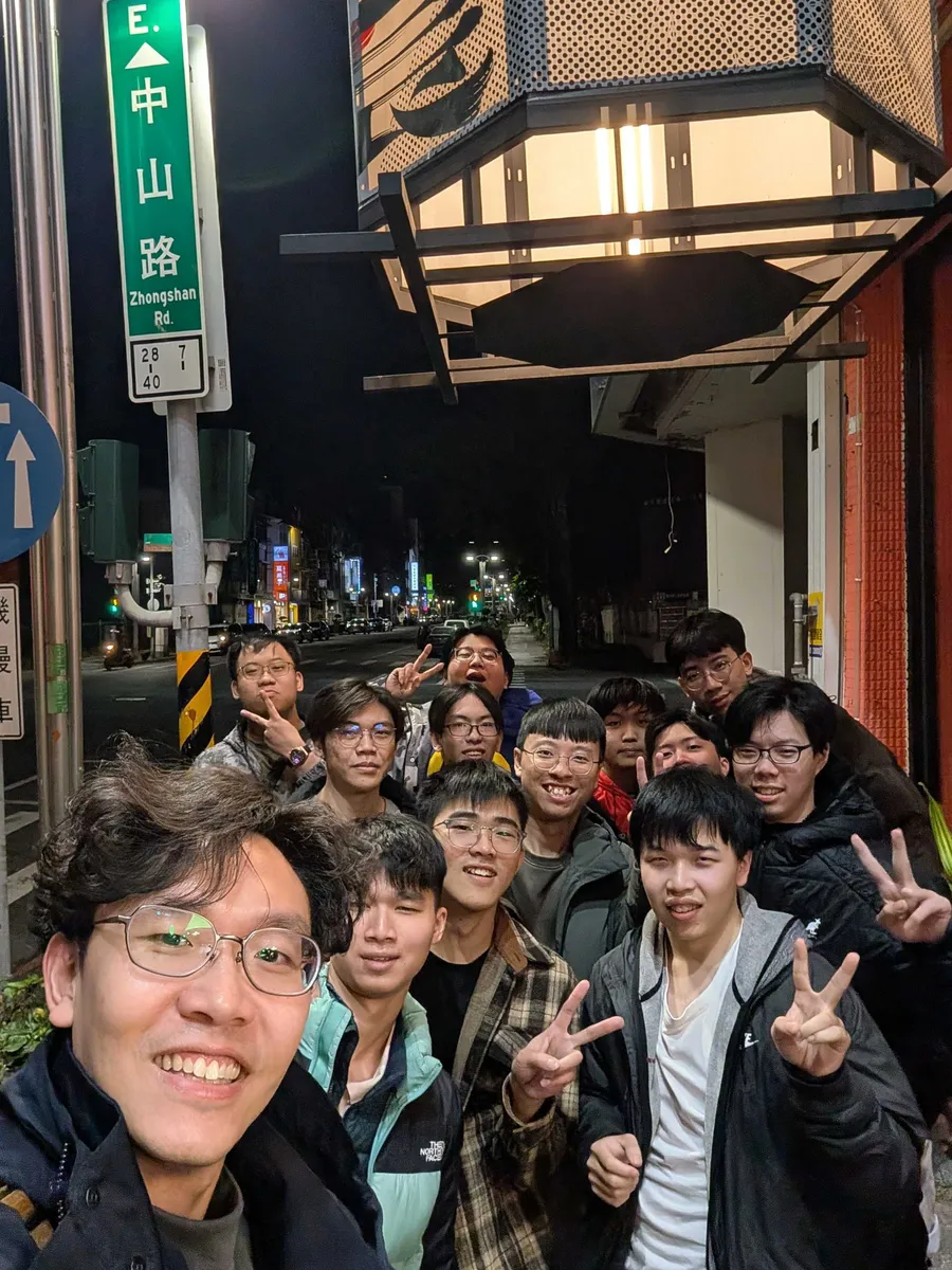 實驗室成員尾牙聚餐合照